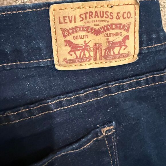 Levi's Women's Dark Wash Blue Skinny Jeans - EUC - Picture 3 of 5